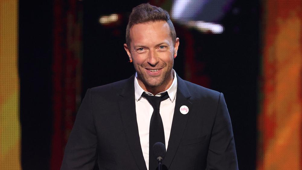 Фронтмен группы Coldplay Крис Мартин на iHeartRadio Music Awards, 27 мая 2021 года