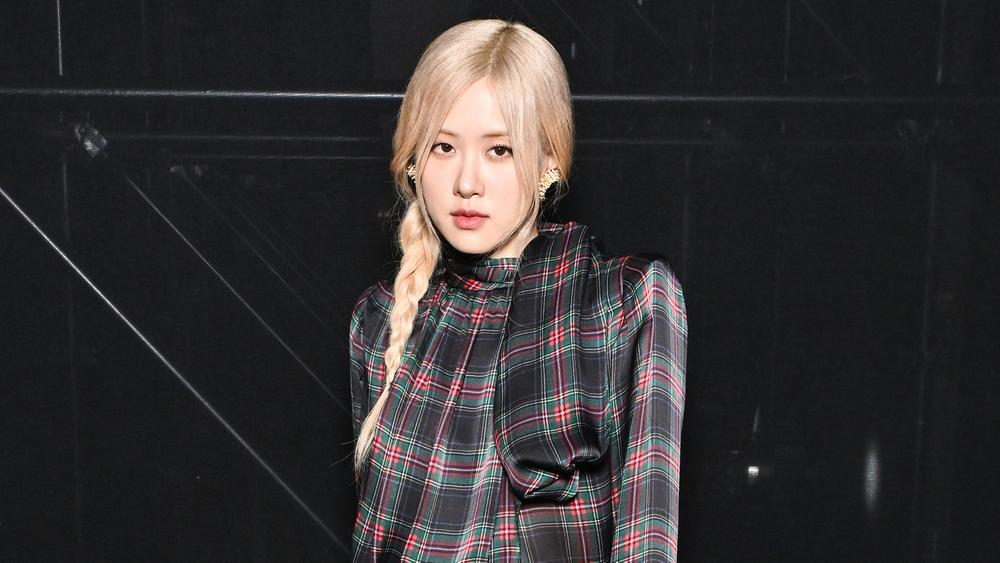 Розэ из группы BLACKPINK на Неделе моды в Париже, 26 сентября 2023 года
