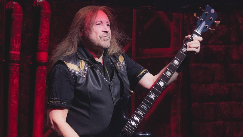 Басист группы Judas Priest Иэн Хилл