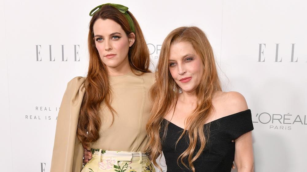 Райли Кио и Лиза Мари Пресли на Women in Hollywood Celebration, 16 октября 2017 года