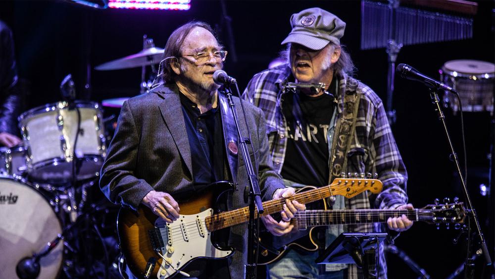 Стивен Стиллз и Нил Янг выступают на концерте Autism Speaks Light Up The Blues 6, 22 апреля 2023 года