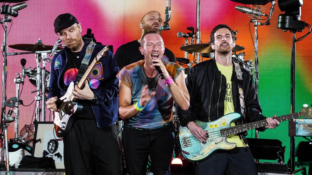 Coldplay во время концерта на стадионе Диего Армандо Марадоны в Неаполе, 21 июня 2023 года