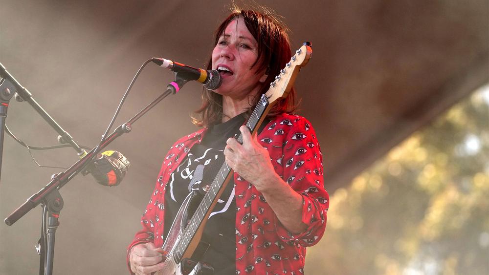 Ким Дил с группой The Breeders на фестивале Ohana 2024, 29 сентября 2024 года