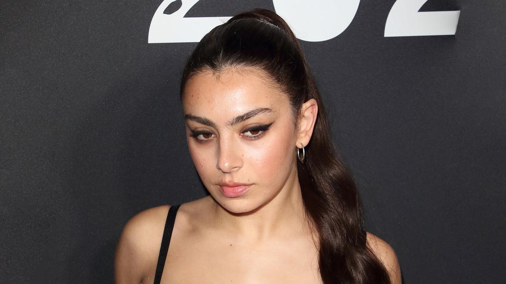 Charli XCX на NME Awards, 12 февраля 2020 года