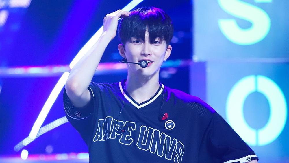 Сынхан выступает во время музыкальной программы MBC «Show Champion» в MBC Dream Center, 20 сентября 2023 года
