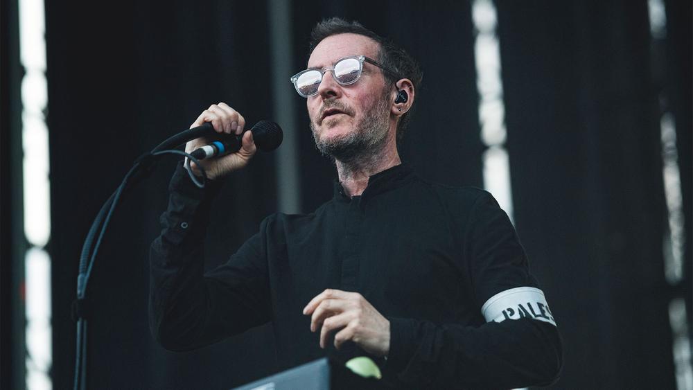 Роберт Дель Ная с группой Massive Attack на фестивале KALORAMA Madrid, 31 августа 2024 года
