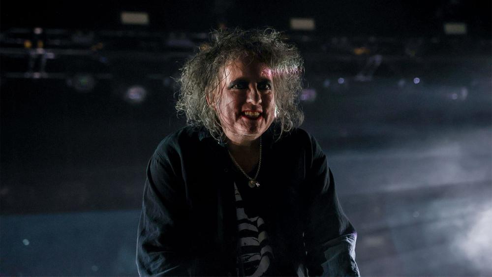 Роберт Смит с группой The Cure с концертом в Мадриде, 11 ноября 2022 года