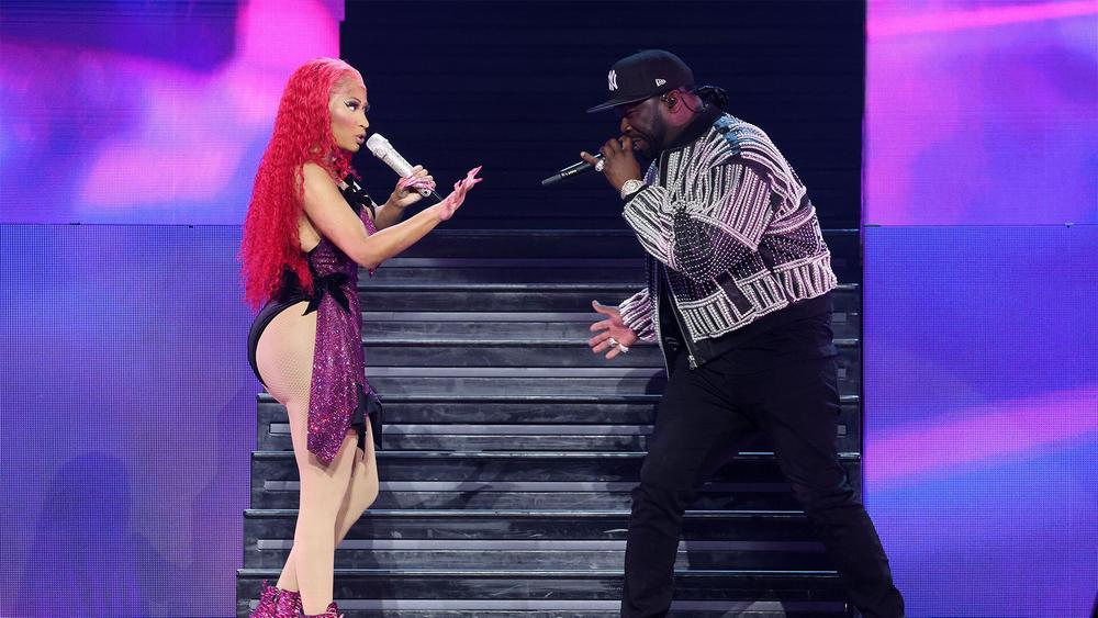 Ники Минаж и 50 Cent выступают на сцене во время мирового турне Nicki Minaj Presents: Pink Friday 2 в Мэдисон-сквер-гарден, 30 марта 2024 года