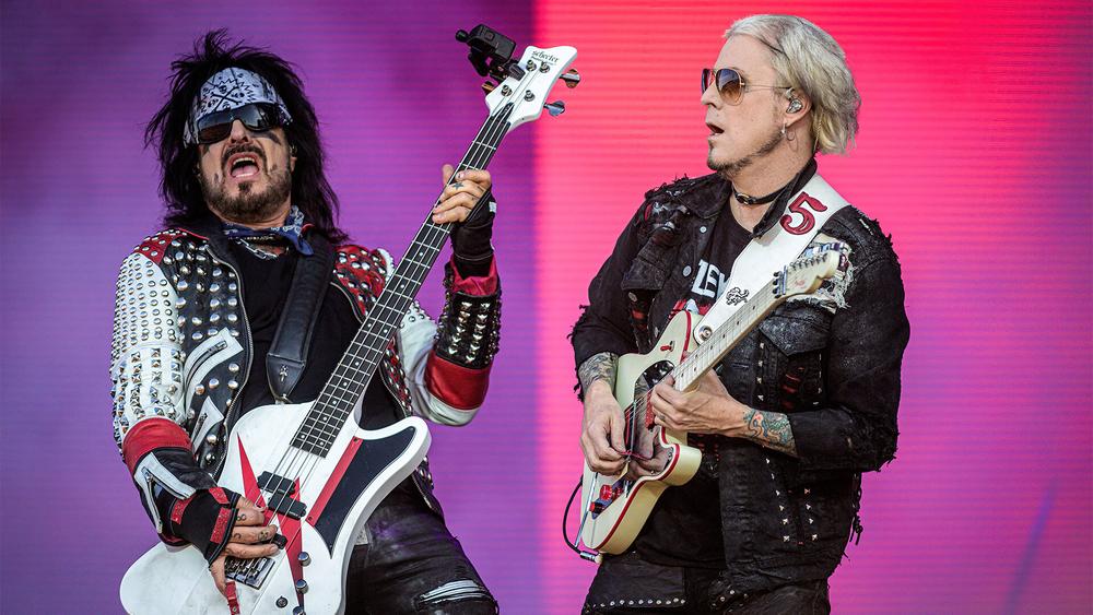 Никки Сикс и John 5 с группой Mötley Crüe на фестивале Copenhell 2023, 14 июня 2023 года