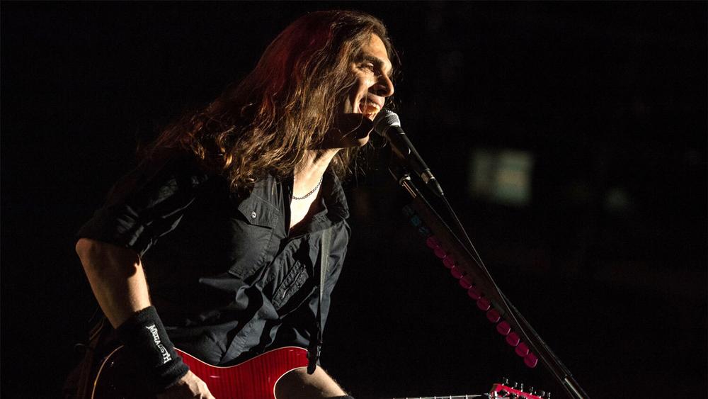Кико Лорейро c группой Megadeth во время концерта в Москве, 4 ноября 2015 года