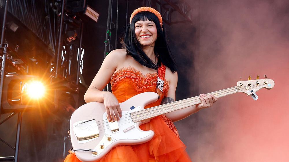 Лора Ли из Khruangbin выступает на музыкальном фестивале Boston Calling, 25 мая 2024 года