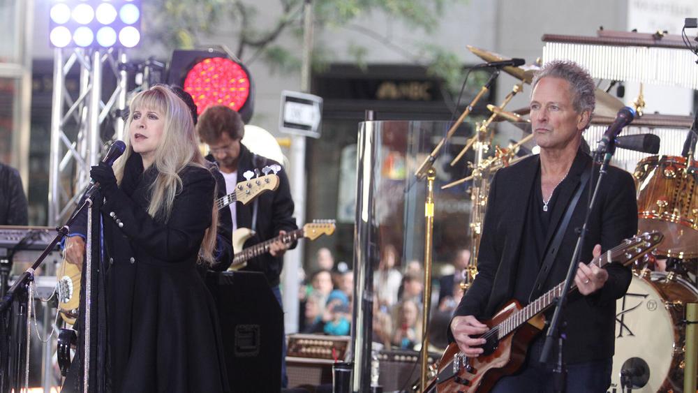 Стиви Никс и Линдси Бакингем с группой Fleetwood Mac выступают на NBC «Today Show», 9 октября 2014 года