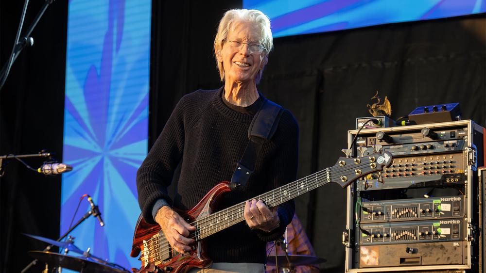 Фил Леш выступает с группой под названием Phil Lesh & Friends на музыкальном фестивале Great South Bay, 22 июля 2023 года