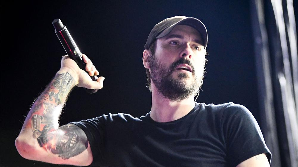 Бенджамин Бернли с группой Breaking Benjamin выступает в Fivepoint Amphitheater в Ирвайне,  16 сентября 2019 года