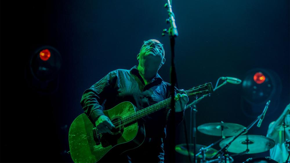 PIxies во время выступления в Wizink Center в Мадриде, 10 марта 2023 года