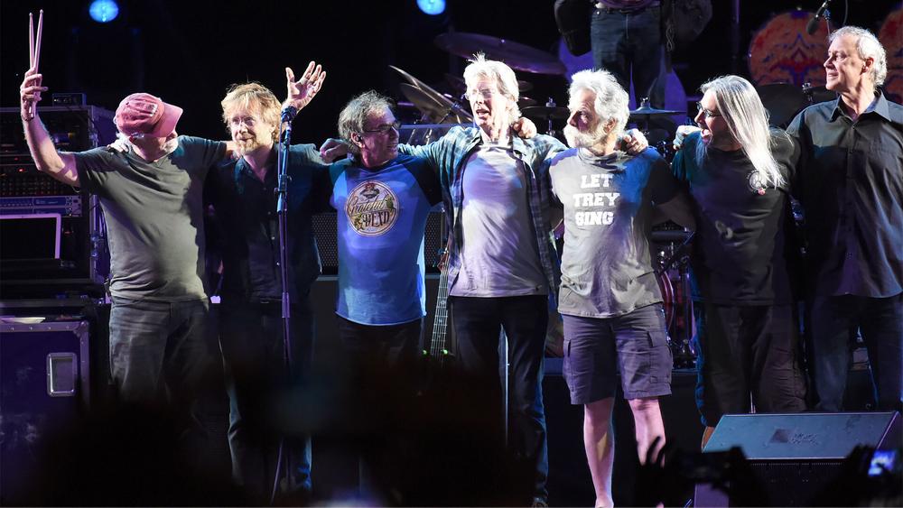 Grateful Dead (Билл Кройцманн, Трей Анастасио, Микки Харт, Фил Леш, Боб Вейр, Джефф Чименти и Брюс Хорнсби) выступают во время Fare Thee Well, A Tribute To The Grateful Dead, 5 июля 2015 года