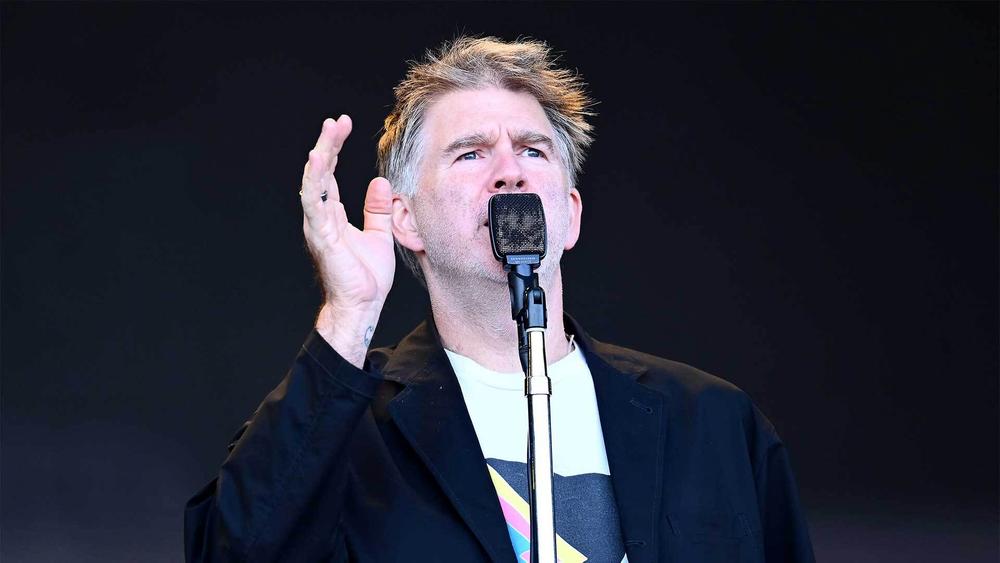 Джеймс Мерфи с группой LCD Soundsystem на фестивале Glastonbury, 28 июня 2024 года