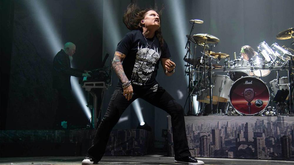 Группа Dream Theater выступает в Pala Partenope в Неаполе, 22 января 2023 года