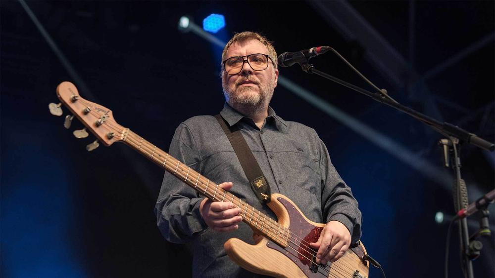 Джими Гудвин с группой Doves выступают в Somerset House в Лондоне, 16 июля 2019 года