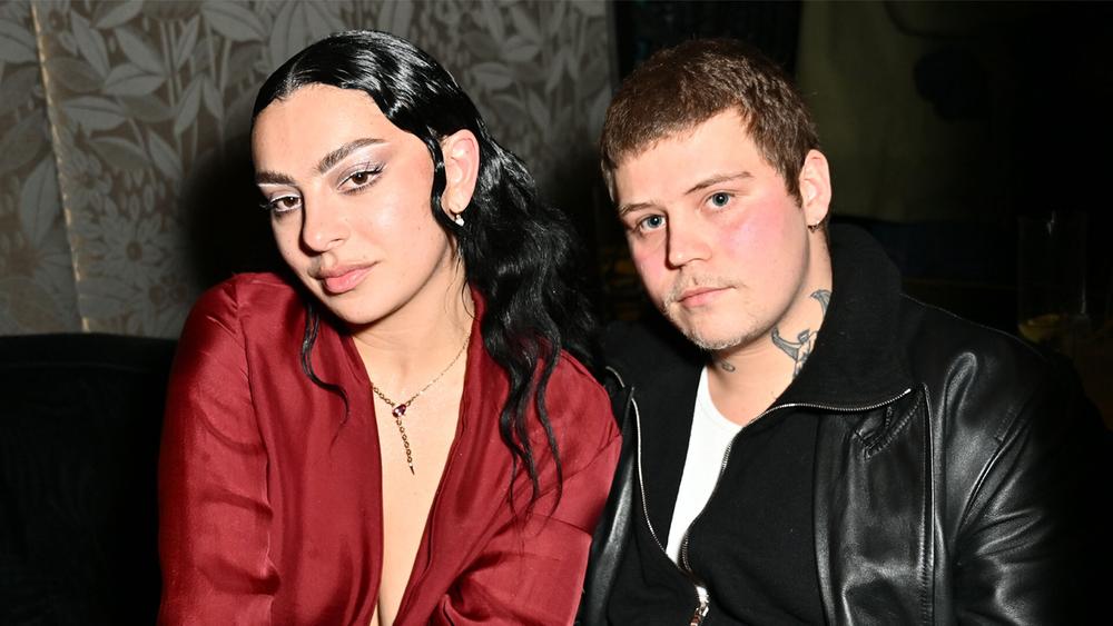 Charli XCX и Yung Lean на вечеринке по случаю вручения премии Warner Music & Cîroc Vodka BRIT в Лондоне, 2 марта 2024 года