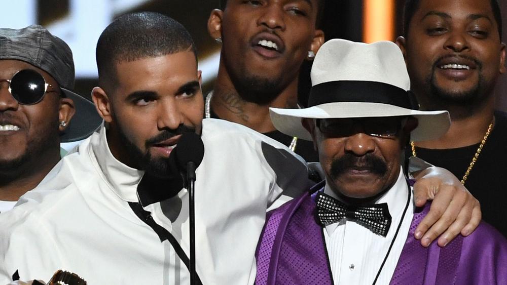 Дрейк со своим отцом Деннисом Грэмом на церемонии вручения премии Billboard Music Awards, 21 мая 2017 года