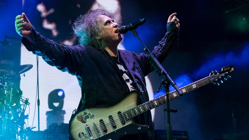 The Cure выступают в музыкальном театре Pine Knob в Кларкстоне, штат Мичиган, 13 июня 2023 года