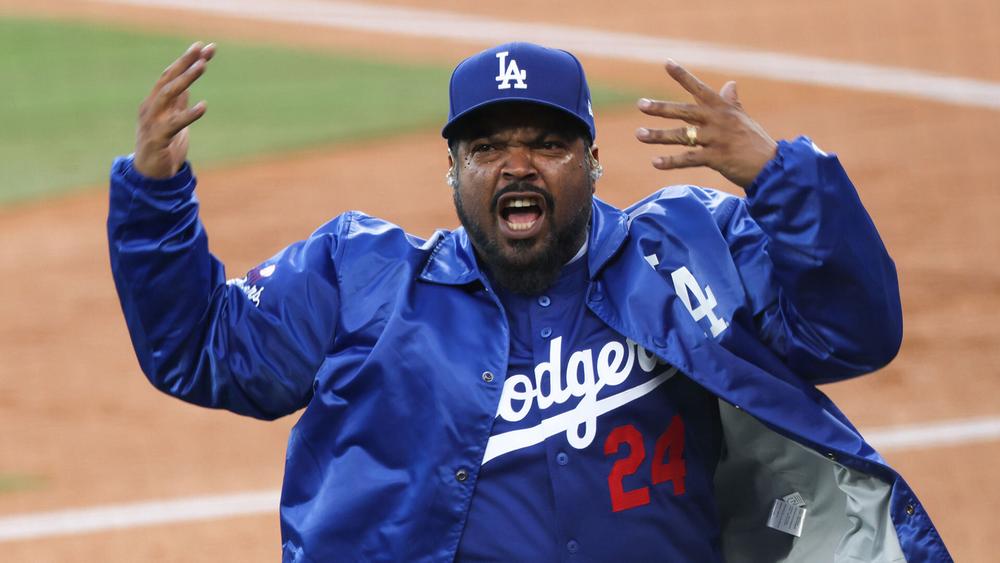 Ice Cube выступает на бейсбольном матче на стадионе «Доджер», 26 октября 2024 года