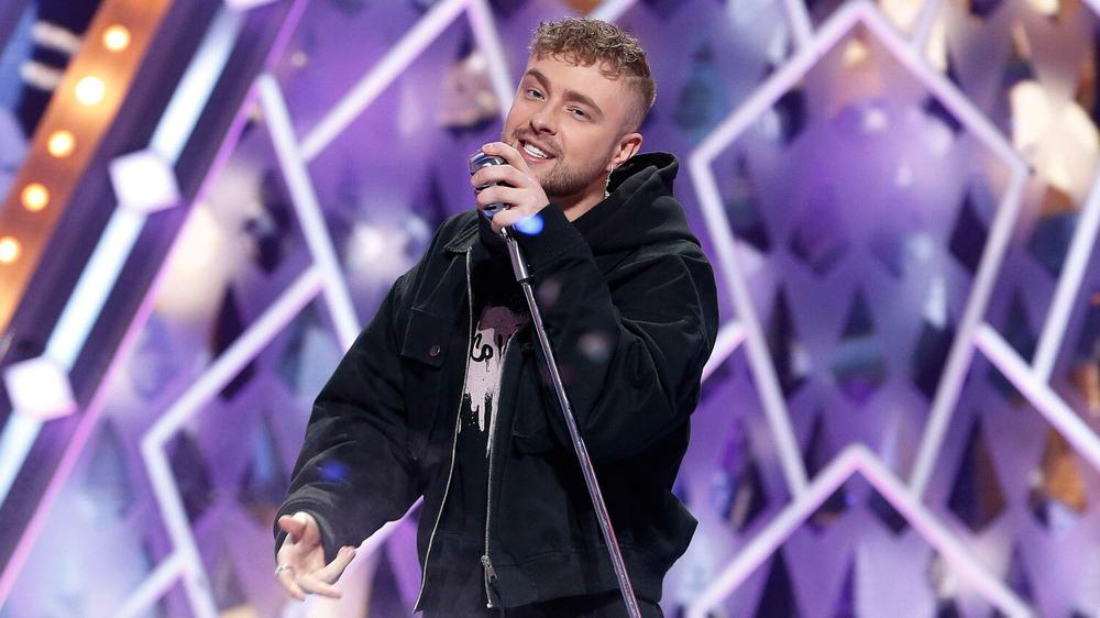 Егор Крид во время съемок программы «Новогодний голубой огонек», 28 ноября 2020 года