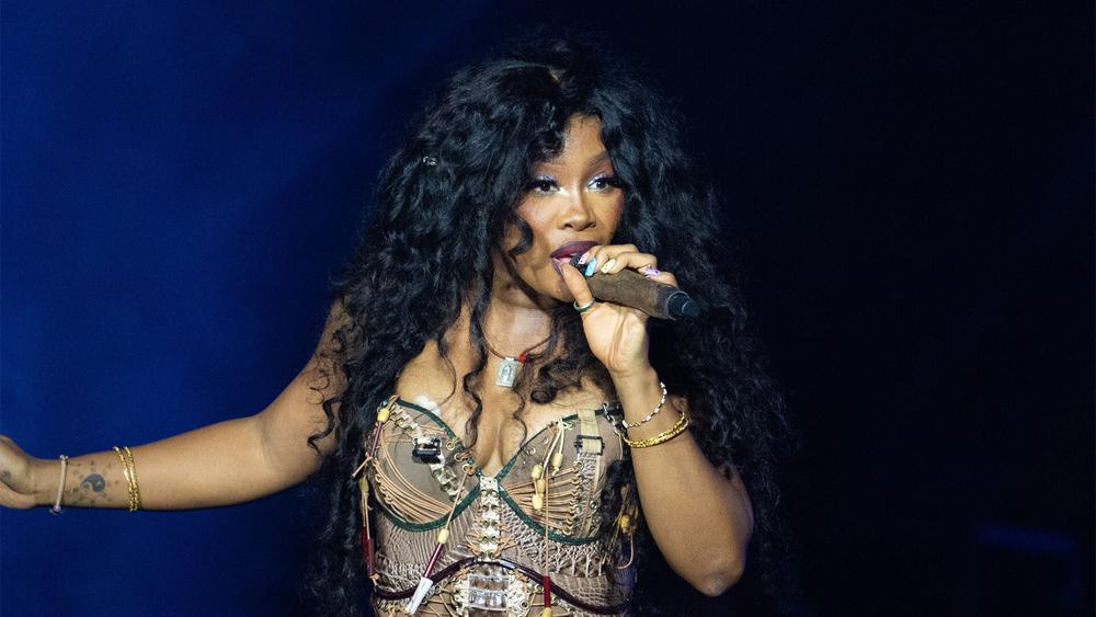 SZA выступает на фестивале Glastonbury, 30 июня 2024 года