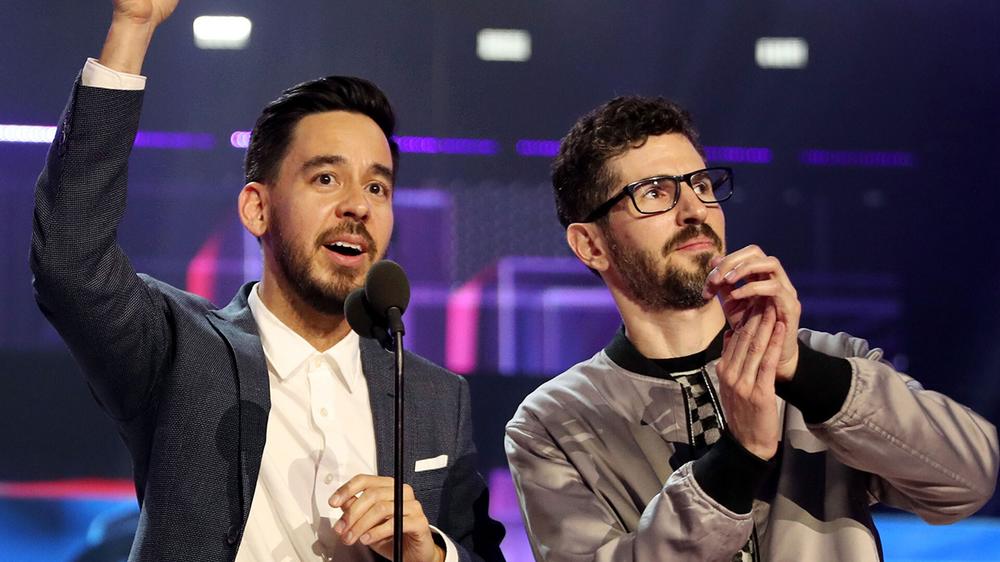 Майк Шинода и Брэд Дэлсон на церемонии вручения премии American Music Awards, 19 ноября 2017 года