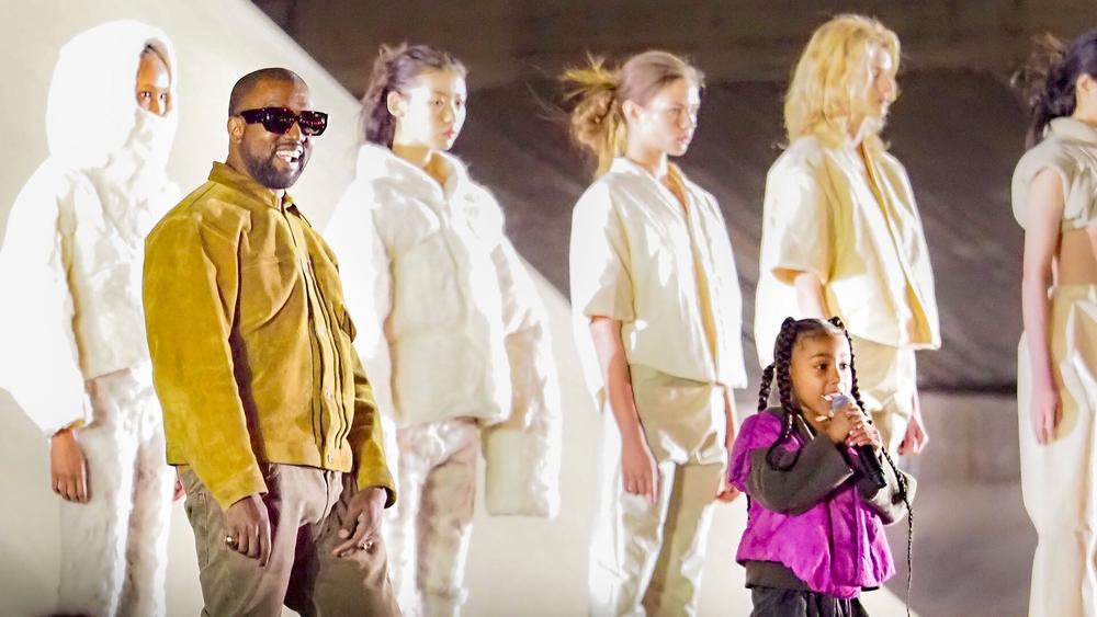 Канье Уэст с дочерью Норт на показе Yeezy Season 8 в Париже, 2 марта 2020 года