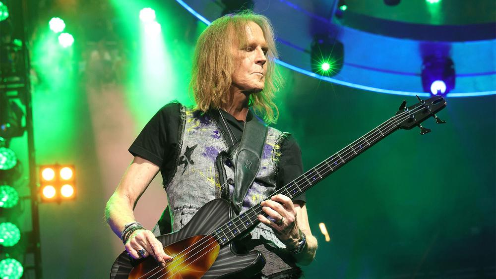 Том Хэмилтон с группой Aerosmith выступает на UBS Arena, 9 сентября 2023 года