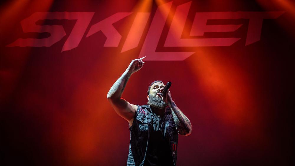 Джон Купер с группой Skillet выступает на BP Pulse Live, 18 ноября 2024 года