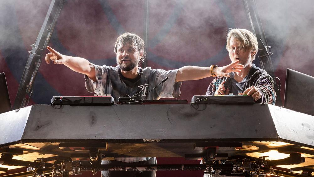 Дуэт Röyksopp на сцене во время концерта в Tempodrom в Берлине, 23 февраля 2023 года