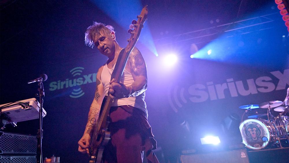 Эрик Басс с группой Shinedown выступает на концерте SiriusXM's Small Stage Series в Эшвилле, 25 августа 2022 года