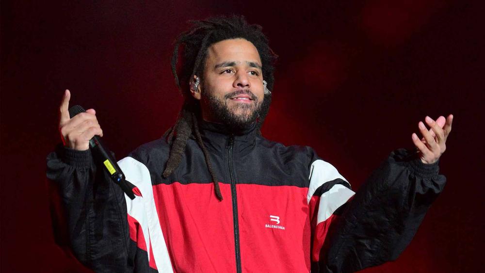 J. Cole выступает на сцене во время празднования дня рождения Lil Baby & Friends, 27 декабря 2023 года