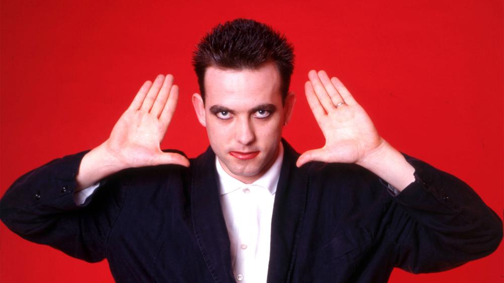 Солист группы The Cure Роберт Смит позирует за кулисами музыкального театра Pine Knob, 14 июля 1986 года