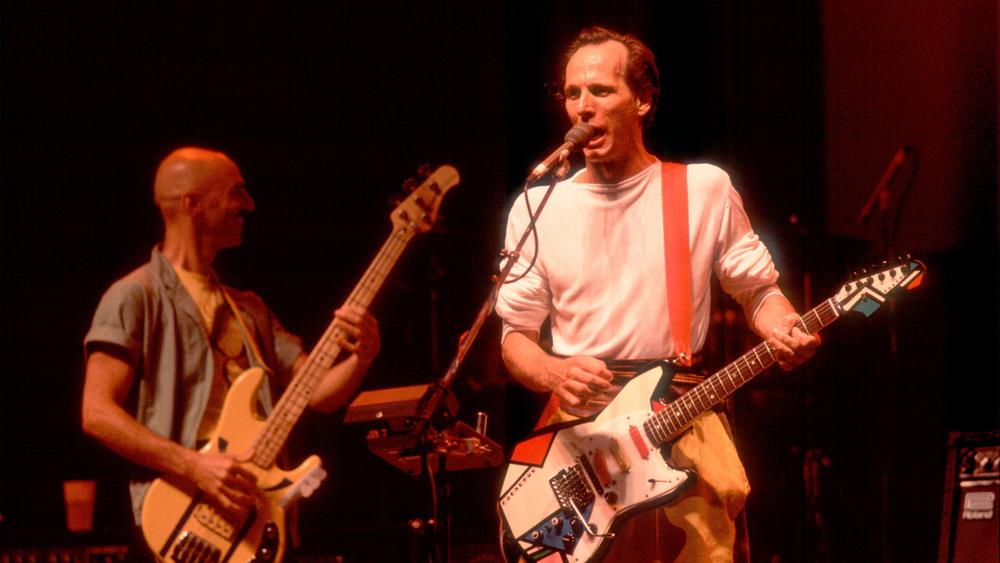 Участники группы King Crimson в музыкальном театре Poplar Creek в Хоффман-Эстейтс, Иллинойс, 22 июня 1984 года