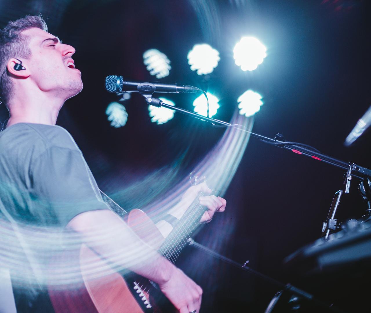 Наушники у Певцов на Концертах для чего?