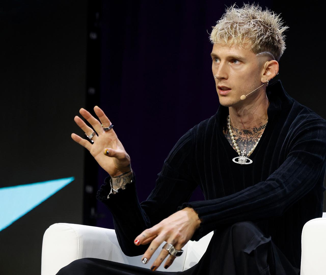 Рэпер Machine Gun Kelly выругался на фаната на саммите Forbes 30 Under 30 -  Звук