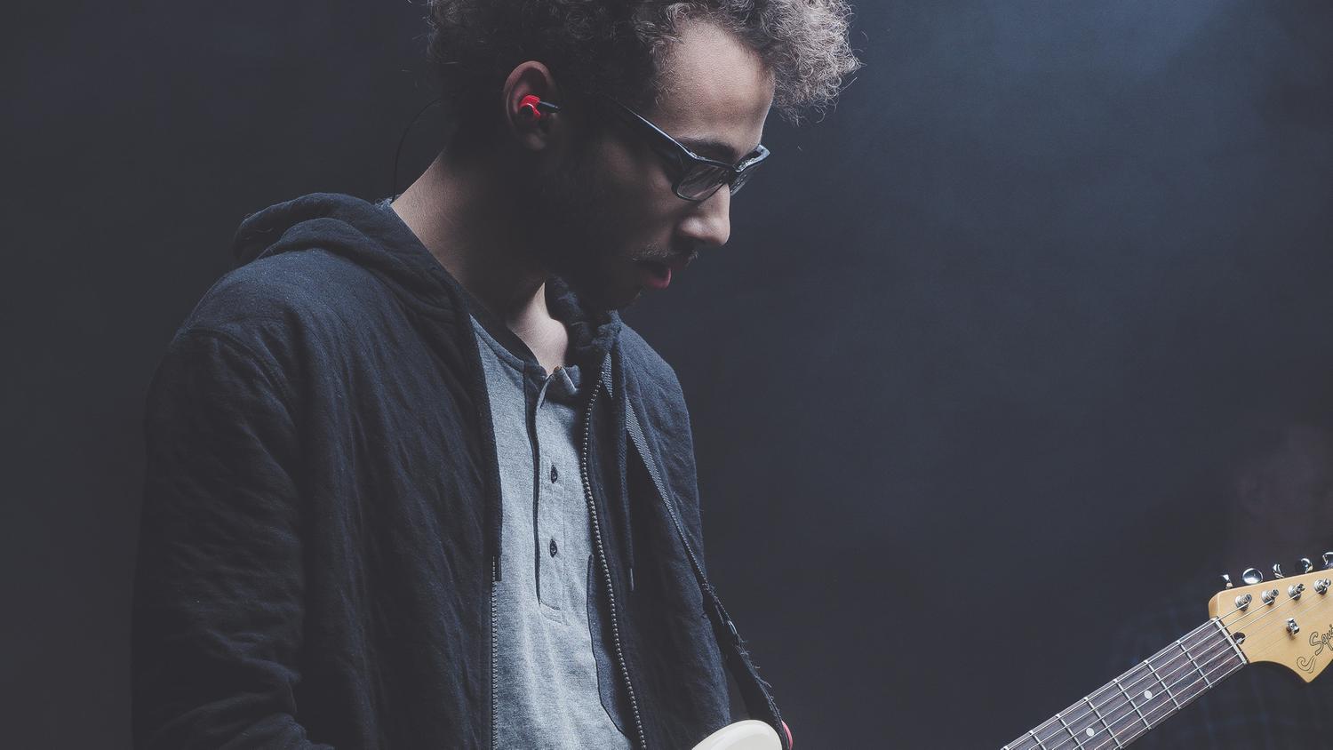 Наушники у Певцов на Концертах для чего?