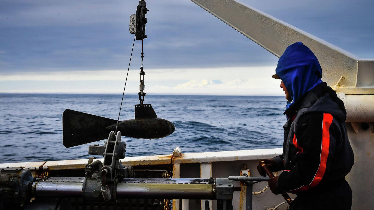 Гидрограф опускает прибор для забора проб воды на борту исследовательского судна Балтийского флота «Адмирал Владимирский» в Антарктиде © Алексей Куденко/РИА Новости