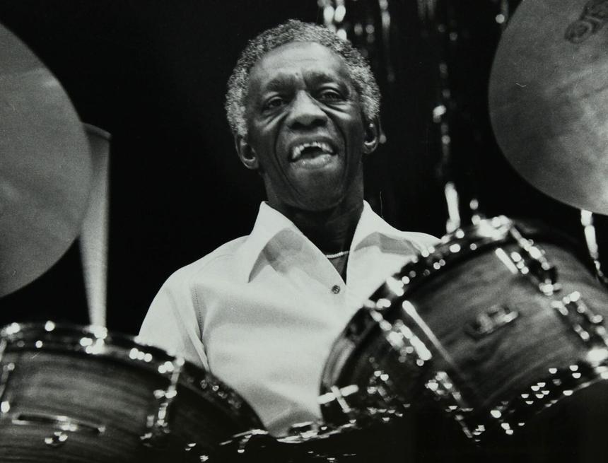 Барабанщик Арт Блэйки на сцене с Jazz Messengers в театре «Форум», Хэтфилд, Хартфордшир, 30 ноября 1978 года