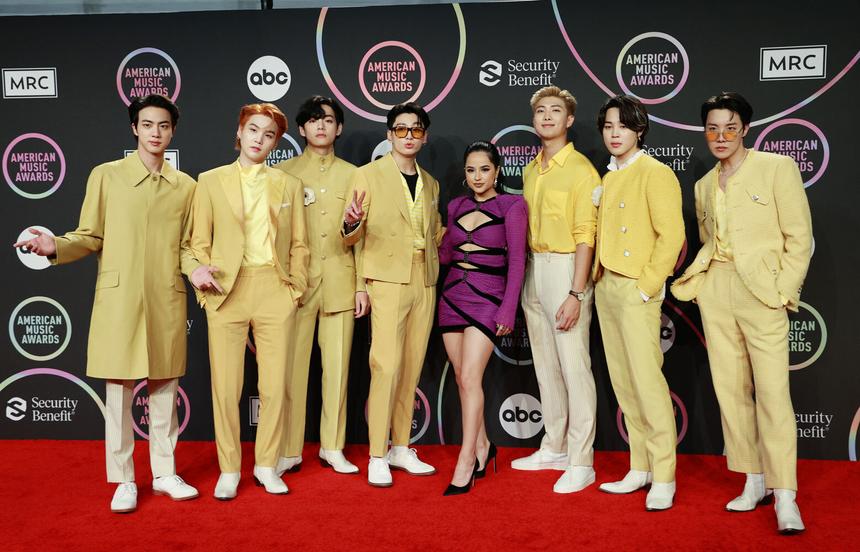 Becky G с группой BTS (Jin, Suga, V, Jungkook, RM, Jimin, J-Hope) на American Music Awards, 21 ноября 2021 года