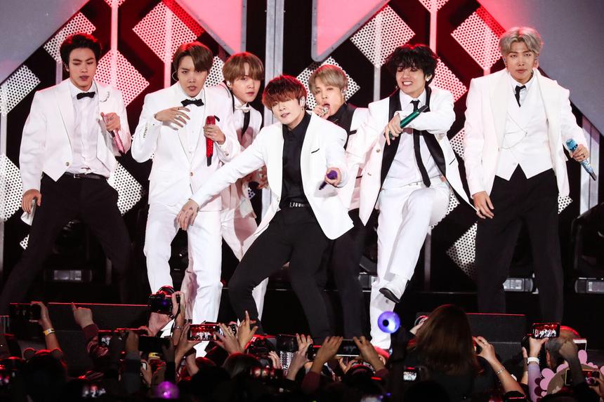 BTS выступают на Jingle Ball в Лос-Анджелесе, 6 декабря 2019 года