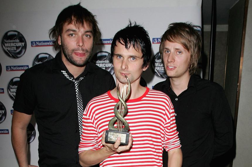 Группа Muse (Крис Уолстенхолм, Мэтью Беллами и Доминик Ховард) в зале награждения Национальной премии Mercury Prize в Лондоне, 5 сентября 2006 года
