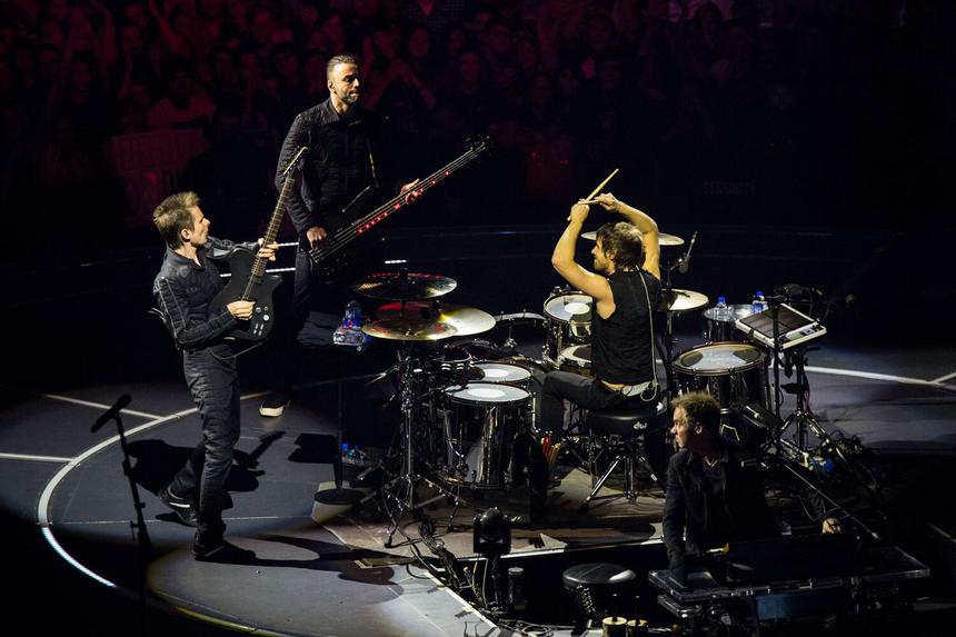 Группа Muse выступает на концерте в Gila River Arena в Финиксе, 5 декабря 2015 года