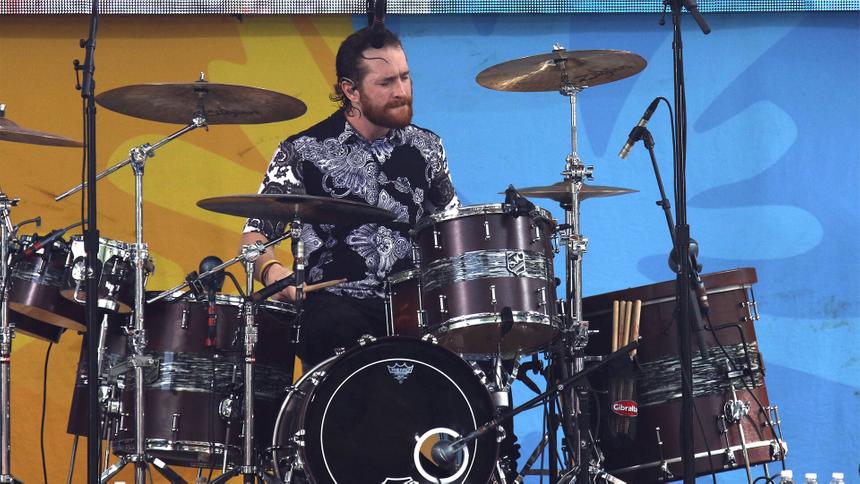 Дэниел Плацман с группой Imagine Dragons выступает на мероприятии «Доброе утро, Америка», 28 июля 2017 года