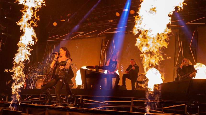 Группа Nightwish (Флор Янсен, Трой Донокли, Туомас Холопайнен и Юкка Коскинен) выступают на Resorts World Arena, 22 ноября 2022 года