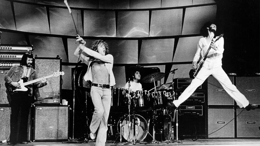 The Who (Джон Энтвистл, Роджер Долтри, Кит Мун и Пит Таунсенд) выступают на сцене, 1973 год